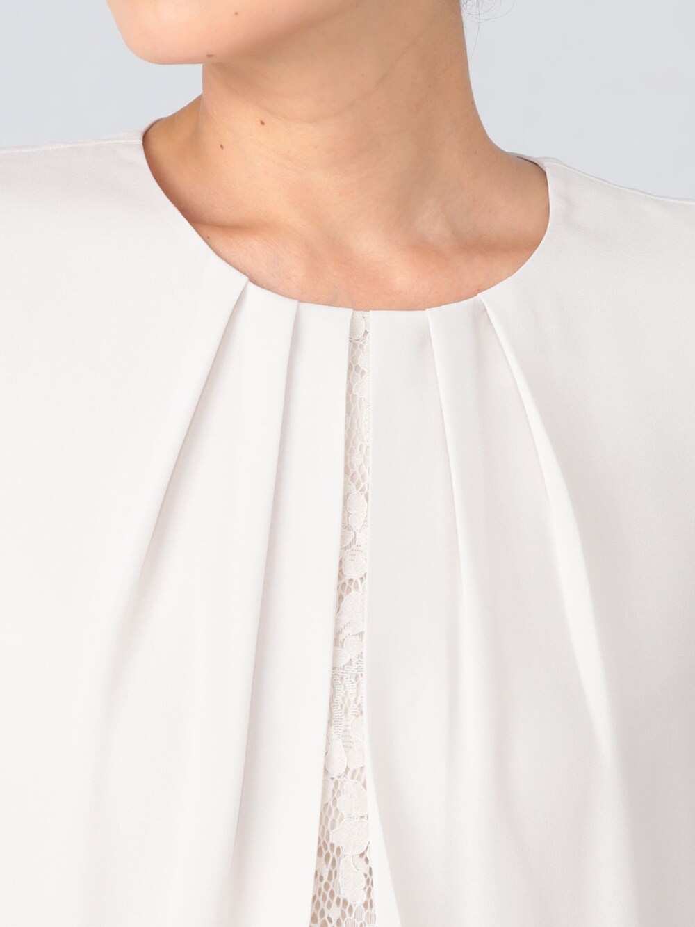 イエロー系のその他パンツ、ベージュ系のシャツ/ブラウス、ブルー系のカーディガン/ボレロを着用したレディースの秋コーディネートの4枚目の写真