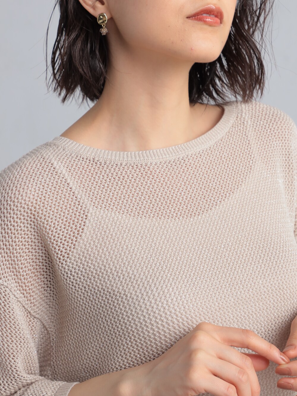 ブラック系のその他パンツ、ベージュ系のニット/セーターを着用したレディースの秋コーディネートの3枚目の写真