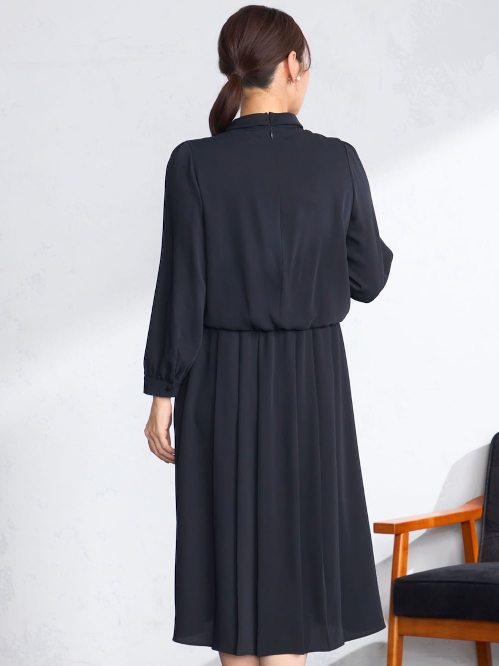 ブルー系のワンピースを着用したレディースの冬コーディネートの3枚目の写真