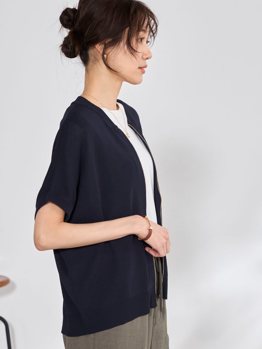 グリーン系のその他パンツ、ブルー系のカーディガン/ボレロ、ホワイト系のTシャツ/カットソーを着用したレディースの春コーディネートの3枚目の写真