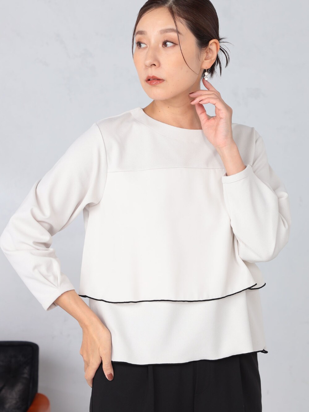 ベージュ系のTシャツ/カットソー、ブラック系のその他パンツを着用したレディースの秋コーディネートの2枚目の写真