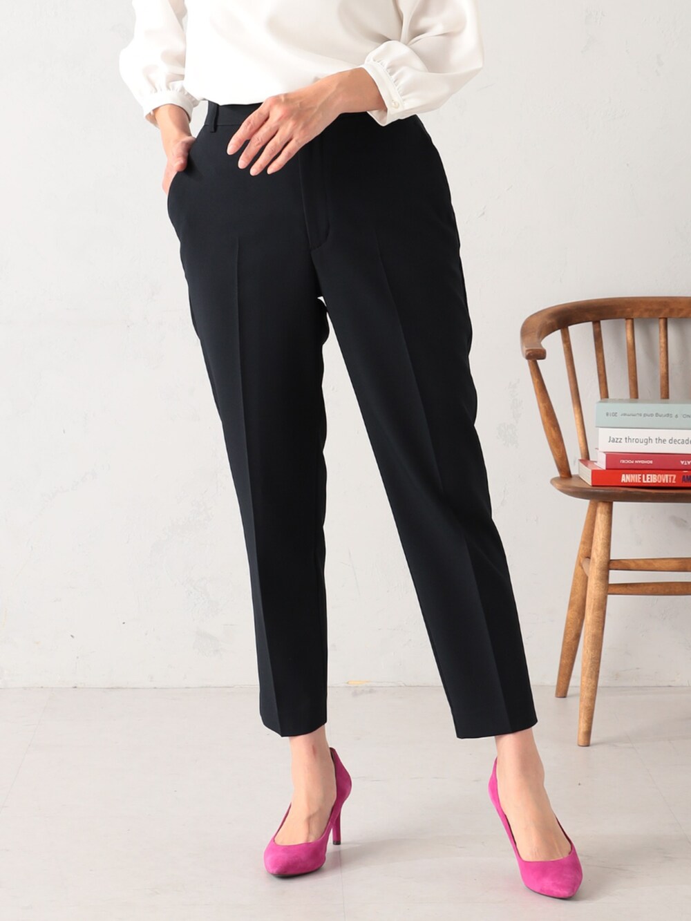 ブルー系のその他パンツ、ホワイト系のシャツ/ブラウス、ブルー系のステンカラーコートを着用したレディースの冬コーディネートの5枚目の写真