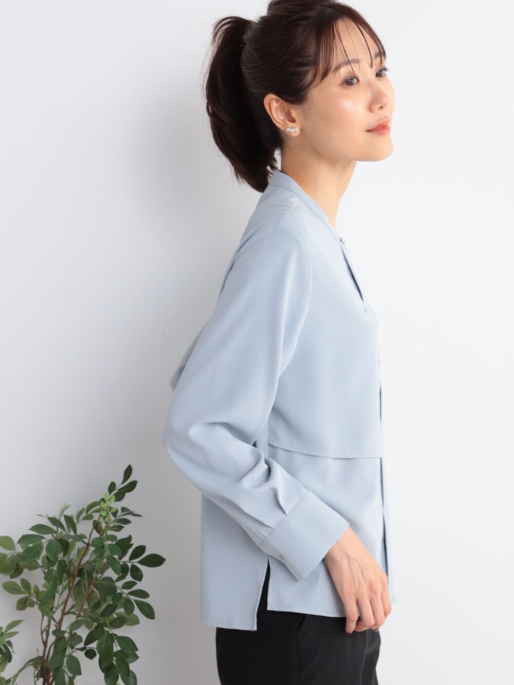 ブルー系のシャツ/ブラウス、ブラック系のその他パンツを着用したレディースの秋コーディネートの3枚目の写真