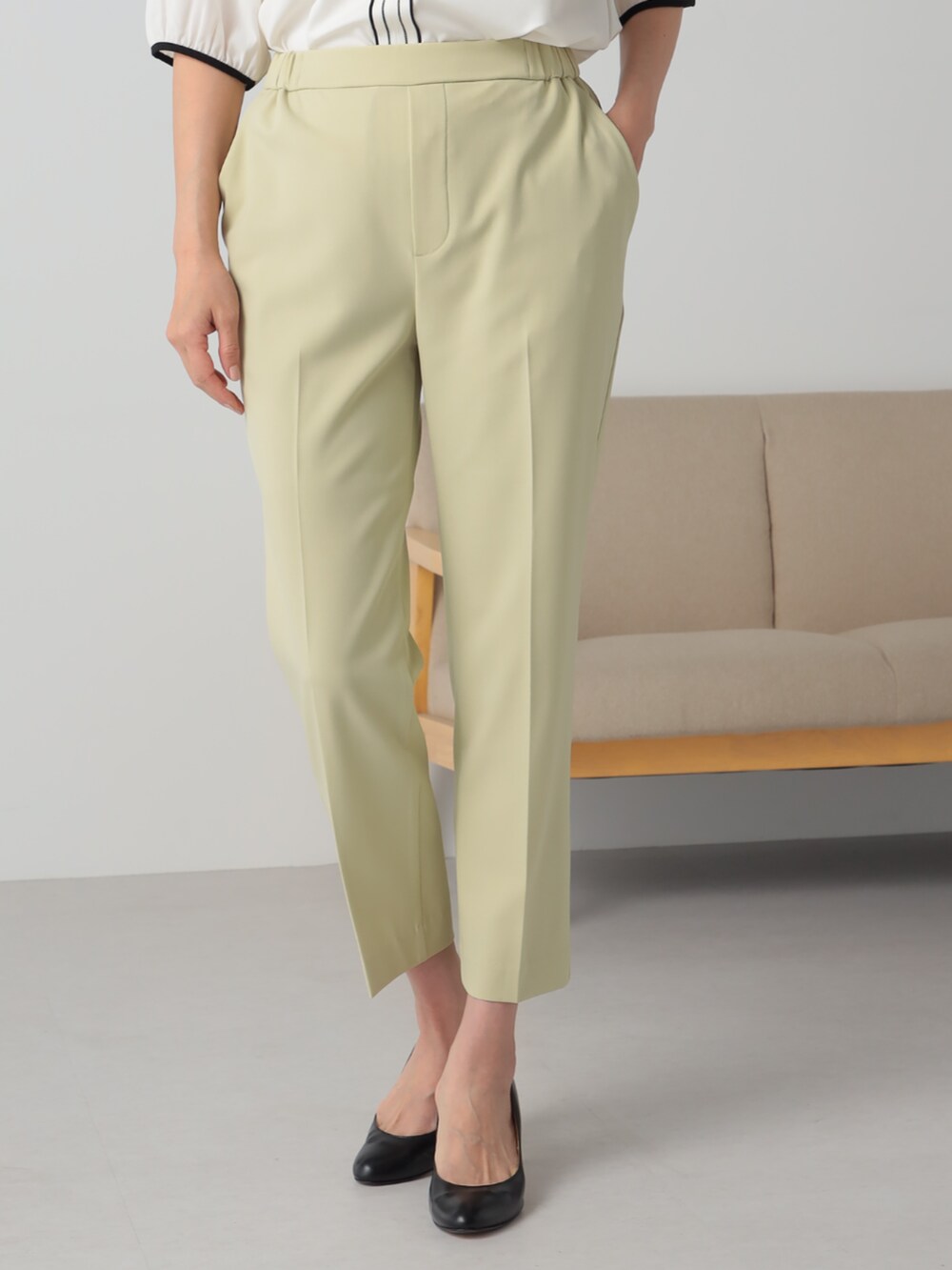 ブラック系のテーラードジャケット、ホワイト系のTシャツ/カットソー、イエロー系のその他パンツを着用したレディースの春コーディネートの4枚目の写真