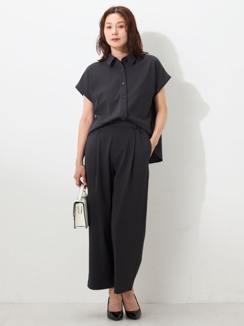 ベージュ系のテーラードジャケット、ホワイト系のTシャツ/カットソー、グレー系のシャツ/ブラウスを着用したレディースの夏コーディネートの3枚目の写真