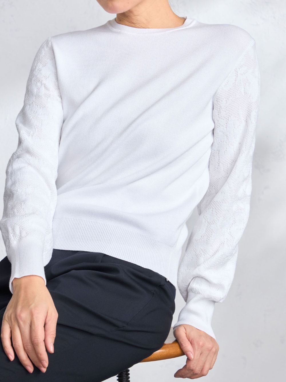 ブルー系のその他パンツ、ベージュ系のトレンチコート、ホワイト系のニット/セーターを着用したレディースの春コーディネートの4枚目の写真