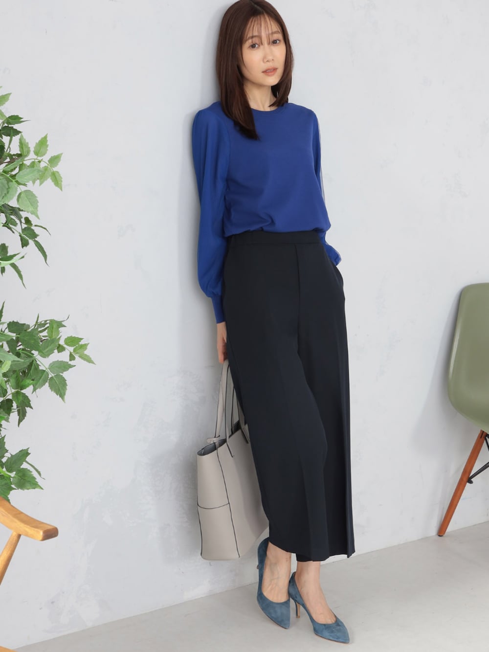 ブルー系のテーラードジャケット、ブルー系のその他パンツ、ブルー系のニット/セーターを着用したレディースの秋コーディネートの3枚目の写真