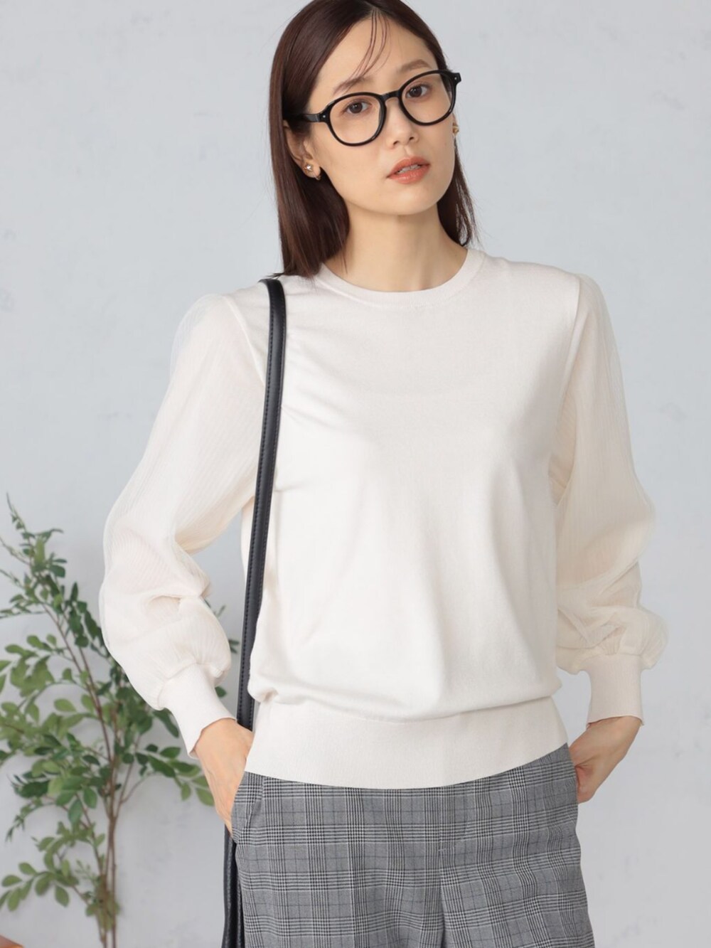 グレー系のその他パンツ、ベージュ系のニット/セーターを着用したレディースの冬コーディネートの2枚目の写真