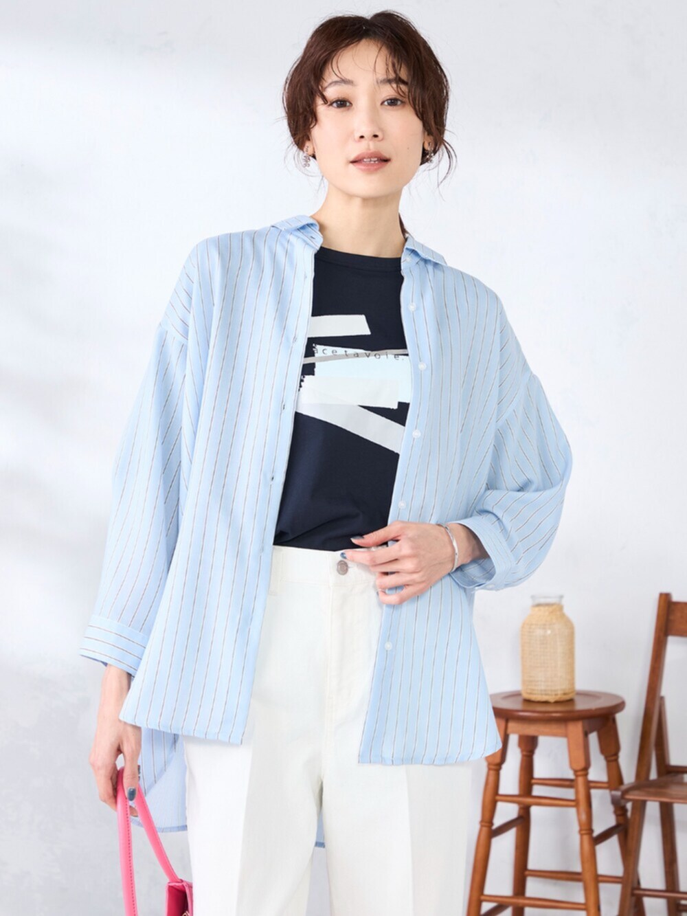ベージュ系のデニムパンツ、ブルー系のシャツ/ブラウス、ブルー系のTシャツ/カットソーを着用したレディースの春コーディネートの2枚目の写真