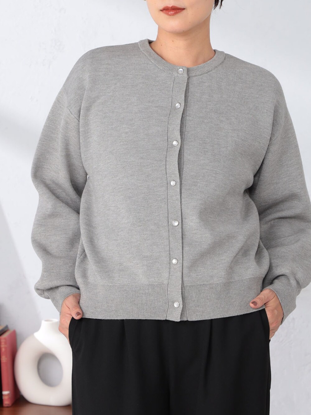 ブラック系のその他パンツ、ブルー系のカーディガン/ボレロを着用したレディースの秋コーディネートの2枚目の写真