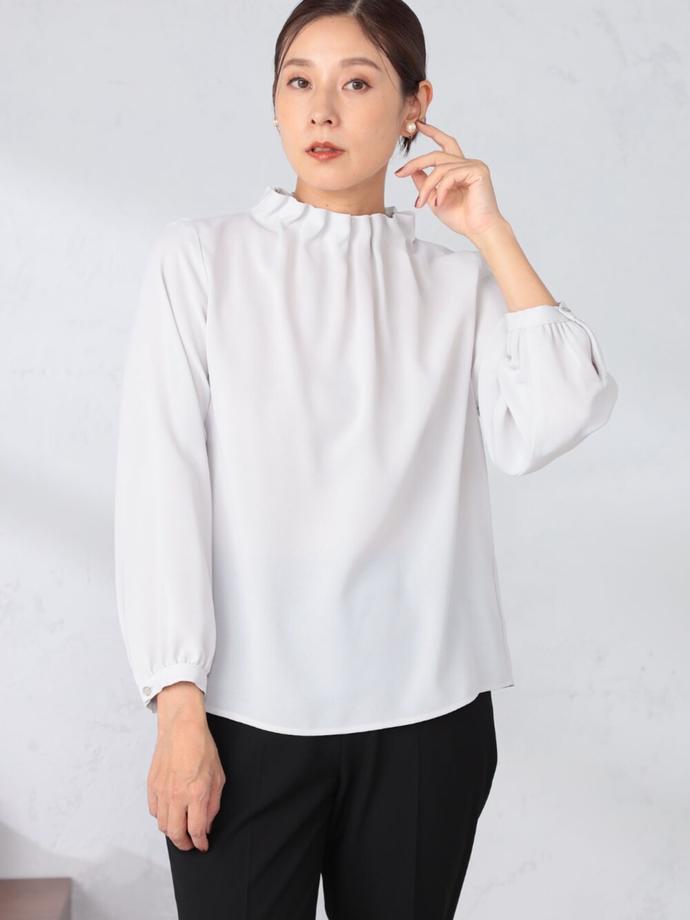 ベージュ系のシャツ/ブラウス、ブラック系のその他パンツ、ブルー系のカーディガン/ボレロを着用したレディースの秋コーディネートの4枚目の写真