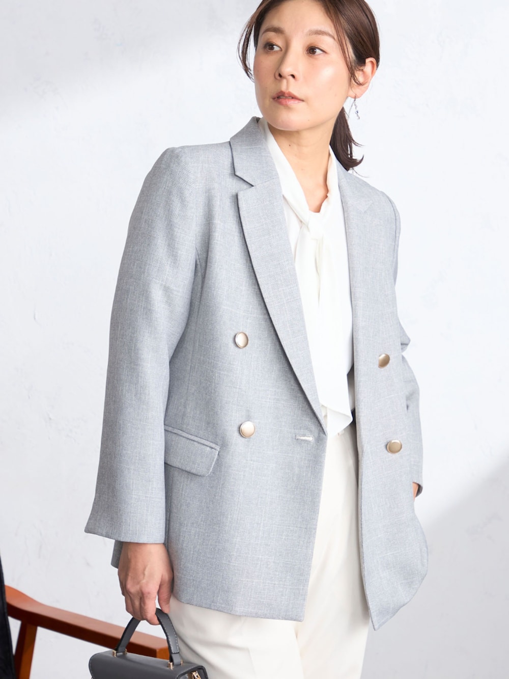 グレー系のその他アウター、ホワイト系のシャツ/ブラウス、ホワイト系のその他パンツを着用したレディースの冬コーディネートの2枚目の写真