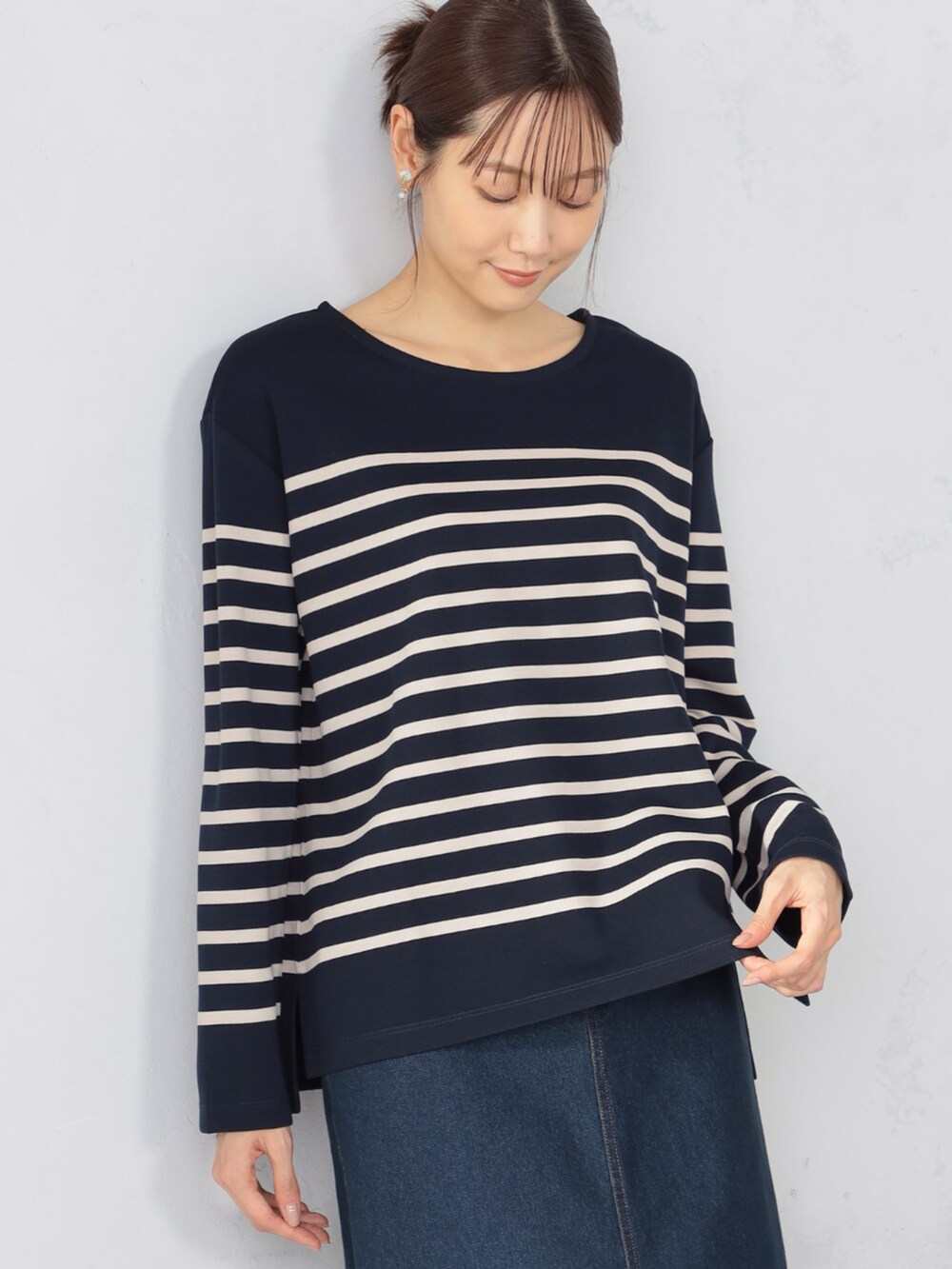 ブルー系のデニムスカート、ブルー系のTシャツ/カットソーを着用したレディースの秋コーディネートの2枚目の写真