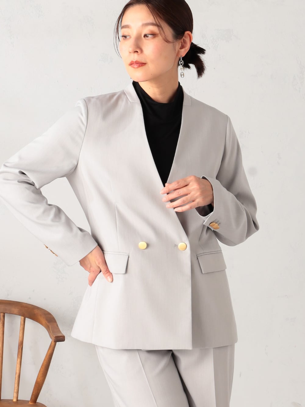 グレー系のノーカラージャケット、グレー系のその他パンツ、ブラック系のTシャツ/カットソーを着用したレディースの冬コーディネートの2枚目の写真