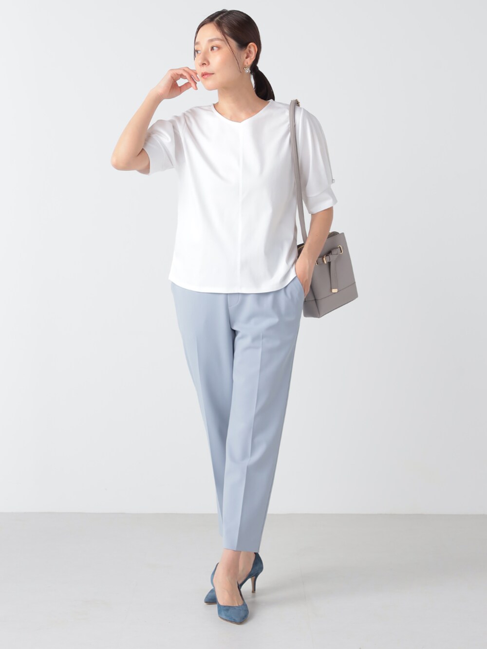 ブルー系のその他パンツ、ブルー系のカーディガン/ボレロ、ホワイト系のTシャツ/カットソーを着用したレディースの夏コーディネートの3枚目の写真