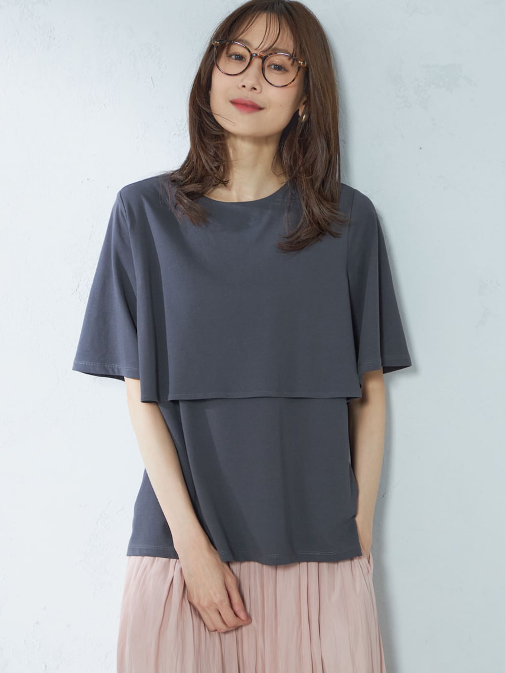 ピンク系のその他パンツ、グレー系のTシャツ/カットソーを着用したレディースの秋コーディネートの2枚目の写真