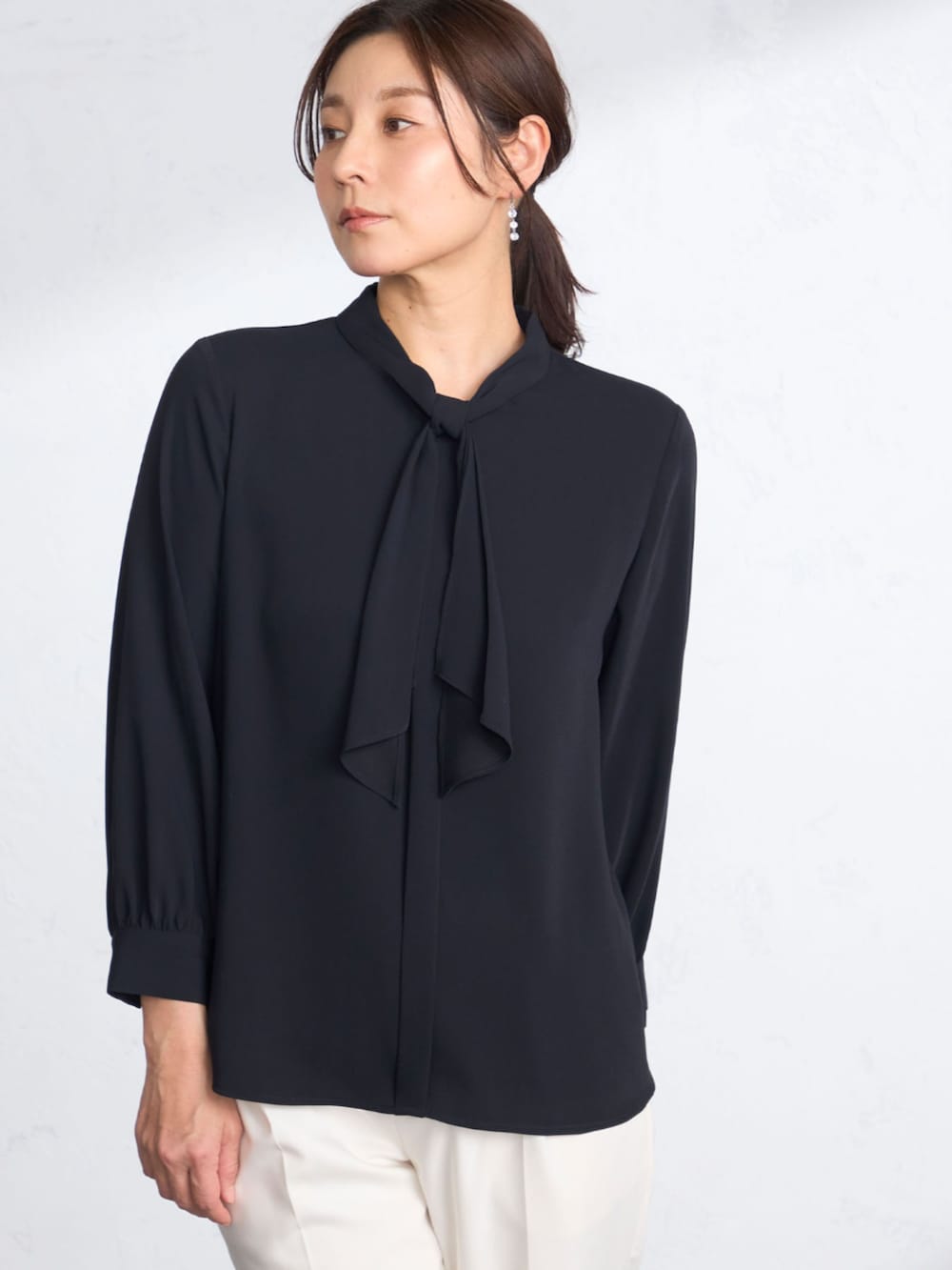 ホワイト系のその他パンツ、ブルー系のその他アウター、ブルー系のシャツ/ブラウスを着用したレディースの冬コーディネートの3枚目の写真