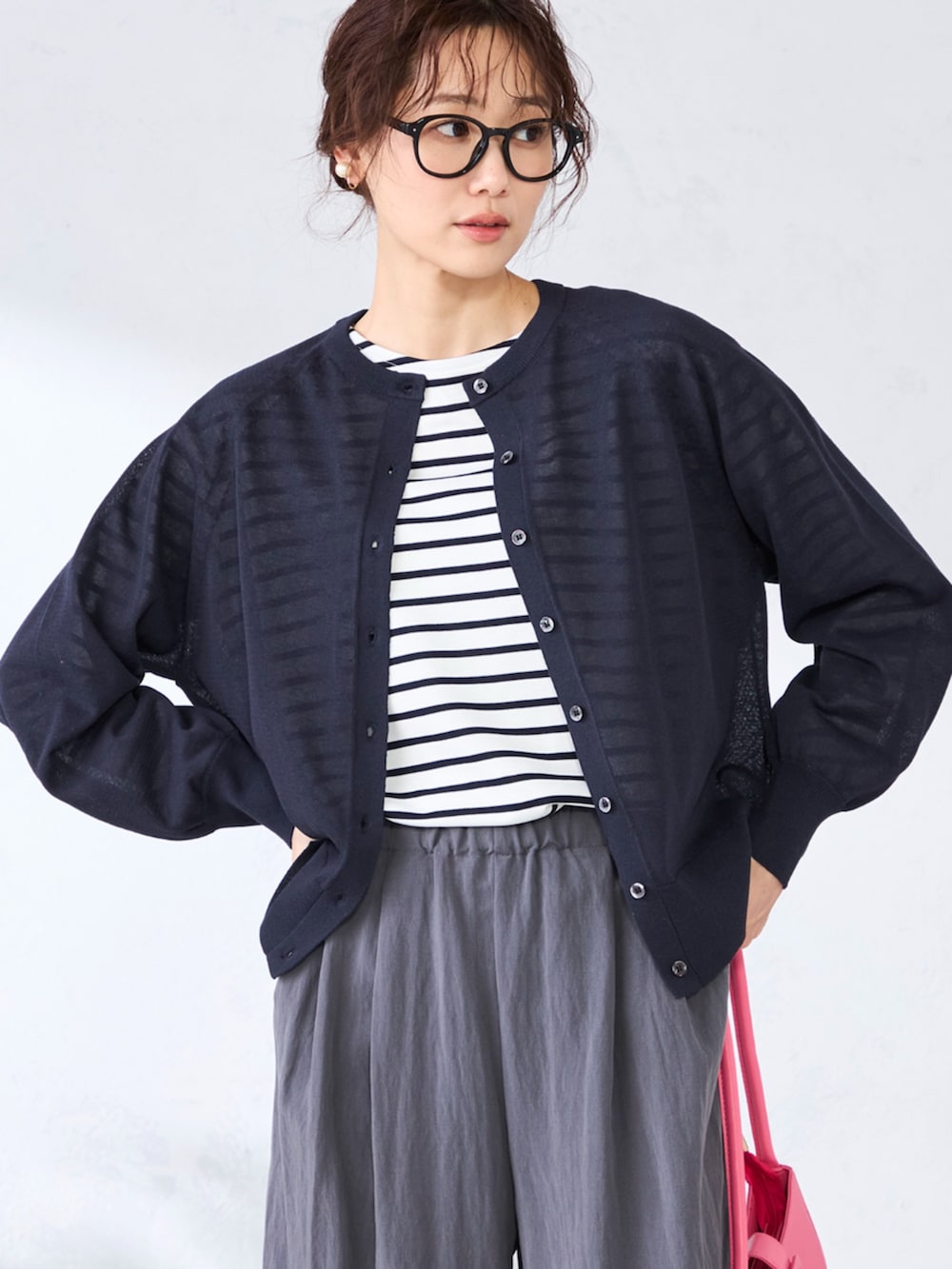 ブルー系のTシャツ/カットソー、グレー系のその他パンツ、ブルー系のカーディガン/ボレロを着用したレディースの春コーディネートの2枚目の写真