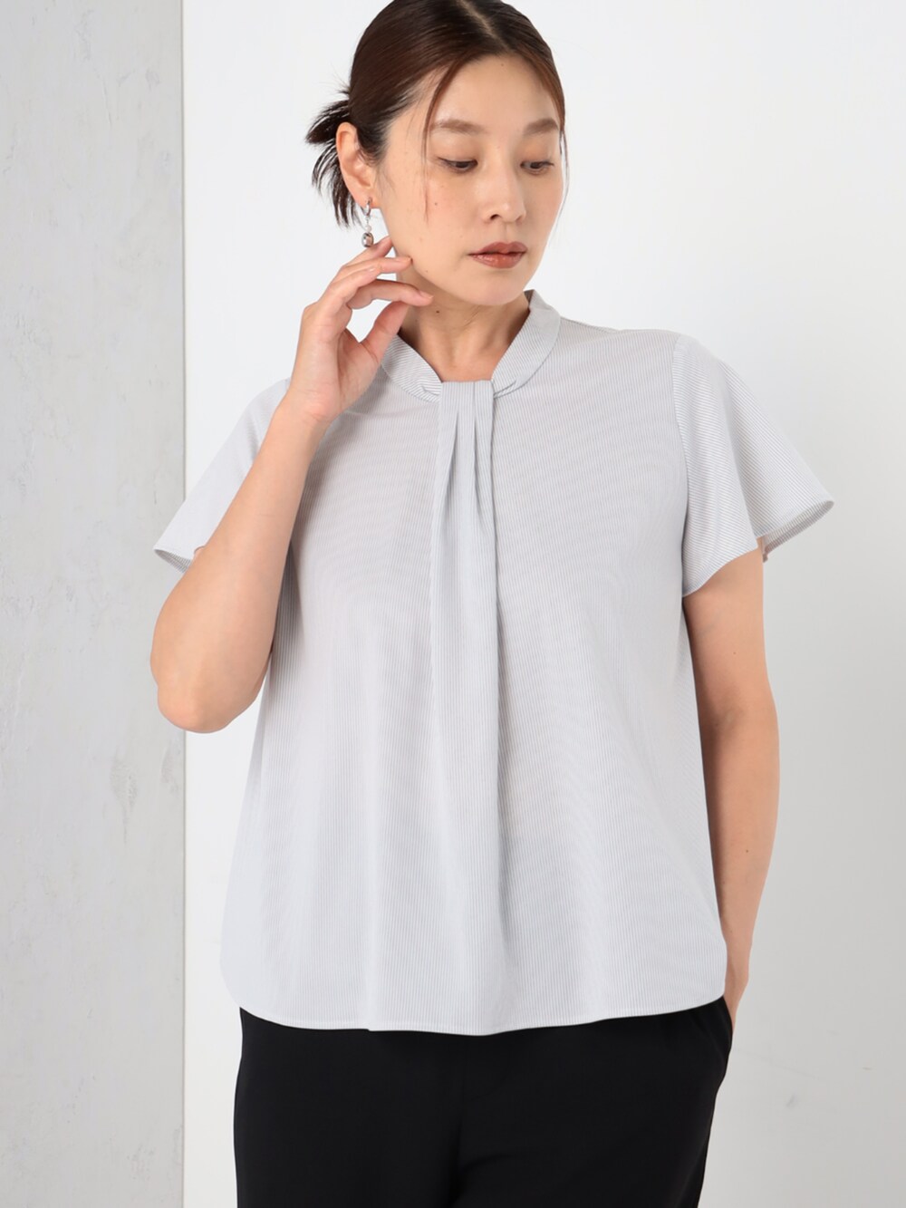 ブラック系のその他パンツ、ホワイト系のシャツ/ブラウスを着用したレディースの夏コーディネートの2枚目の写真