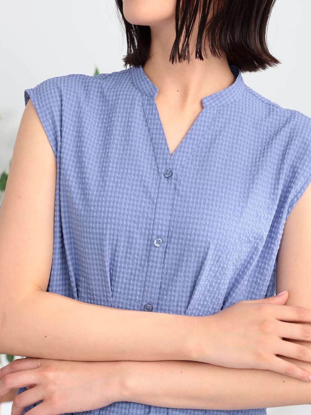 パープル系のワンピースを着用したレディースの夏コーディネートの3枚目の写真