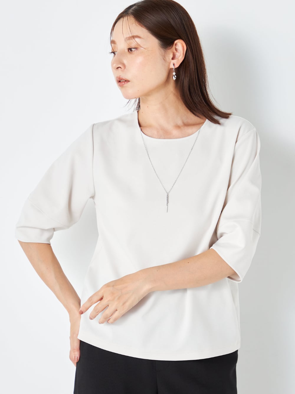 ブルー系のTシャツ/カットソーを着用したレディースの秋コーディネートの3枚目の写真