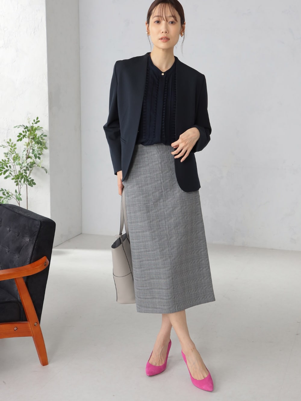 ブルー系のノーカラージャケット、グレー系のスカートを着用したレディースの冬コーディネートの2枚目の写真