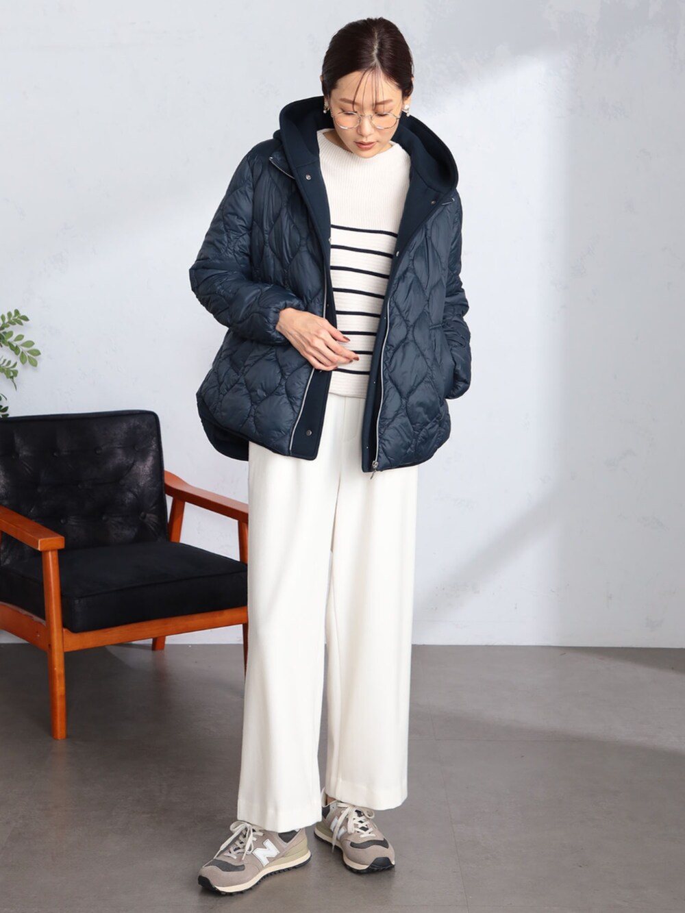 ホワイト系のその他パンツ、ブルー系のその他アウター、グレー系のニット/セーターを着用したレディースの冬コーディネートの2枚目の写真