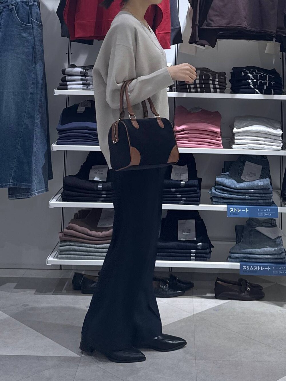 ベージュ系のスウェット、ブラック系のその他パンツ、ブラック系のパンプスを着用したレディースの秋コーディネートの2枚目の写真