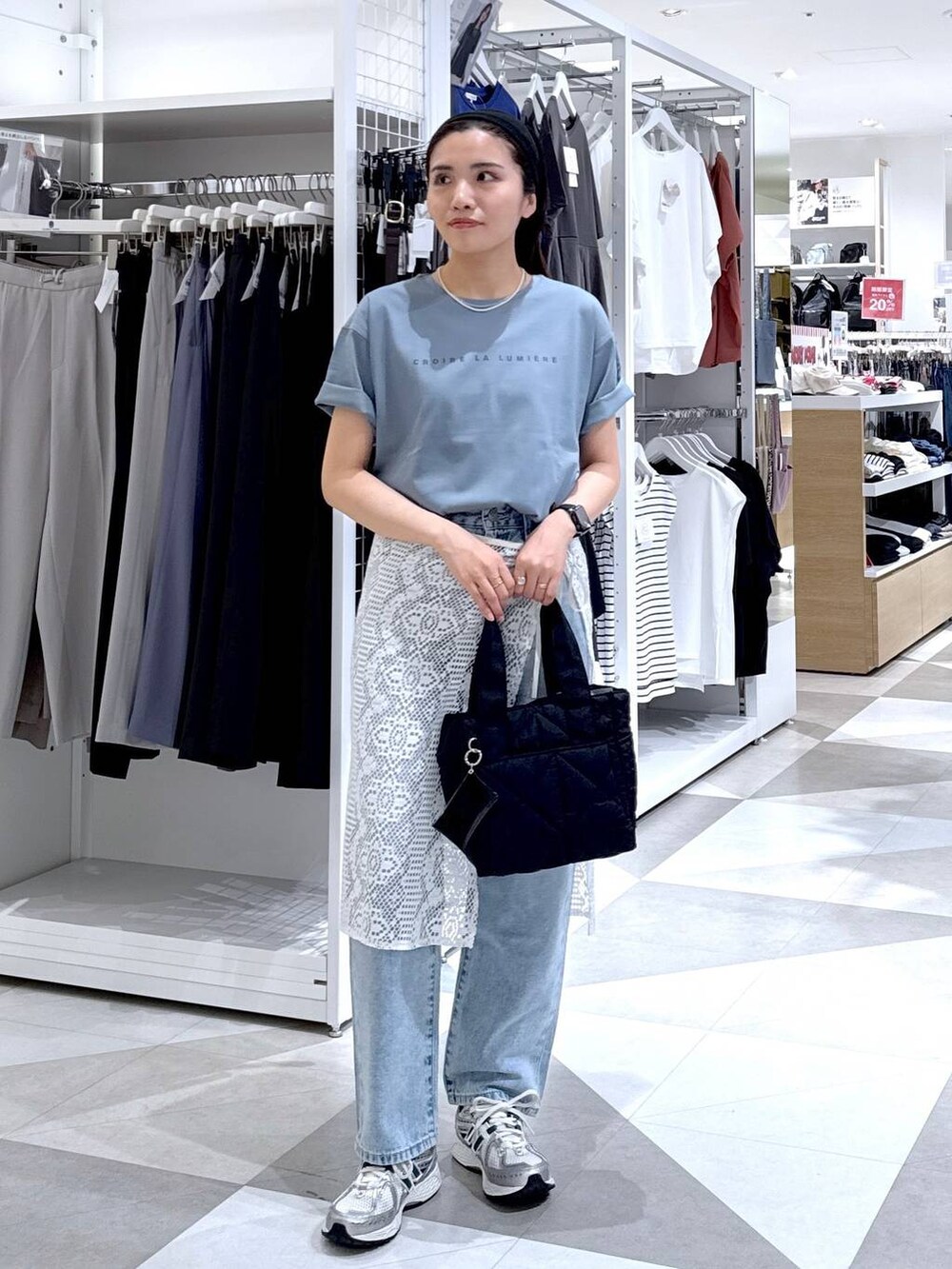 ブルー系のTシャツ/カットソー、ブルー系のデニムパンツ、ブラック系のトートバッグを着用したレディースの夏コーディネートの8枚目の写真