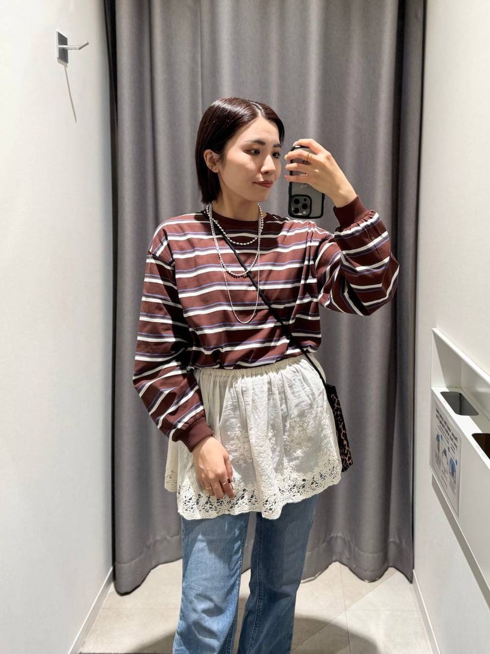 ホワイト系のその他トップス、ブラウン系のTシャツ/カットソー、シルバー系のネックレスを着用したレディースの冬コーディネートの3枚目の写真