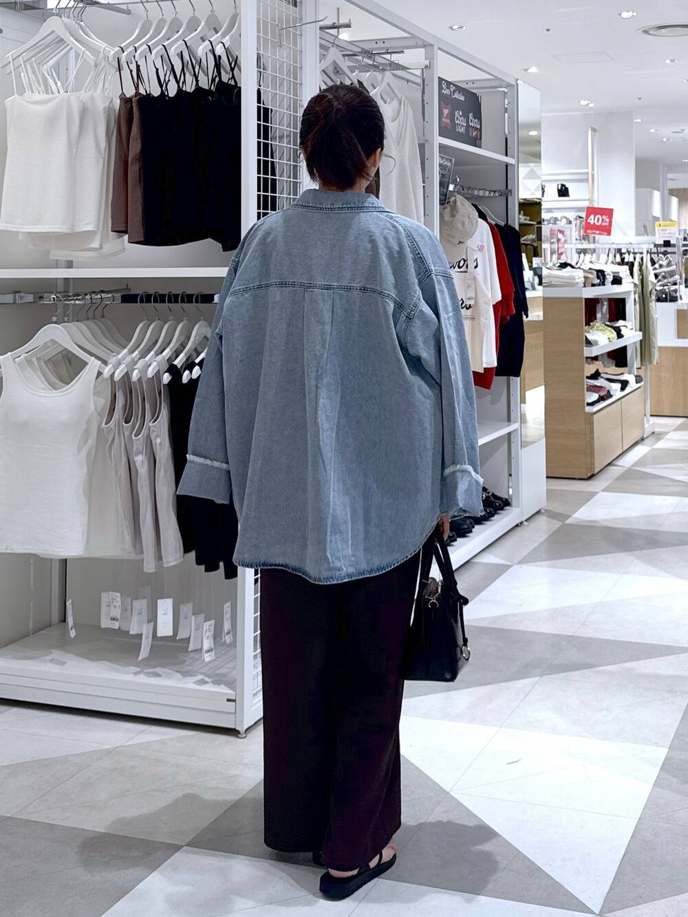 ブラック系のショルダーバッグ、ブラック系のサンダル、ブラウン系のつなぎ/オールインワンを着用したレディースの夏コーディネートの3枚目の写真