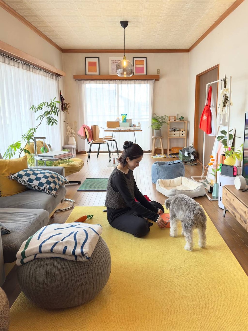 ブラック系のTシャツ/カットソー、ブラック系のスウェットパンツ、グレー系のベストを着用したレディースの春コーディネートの2枚目の写真