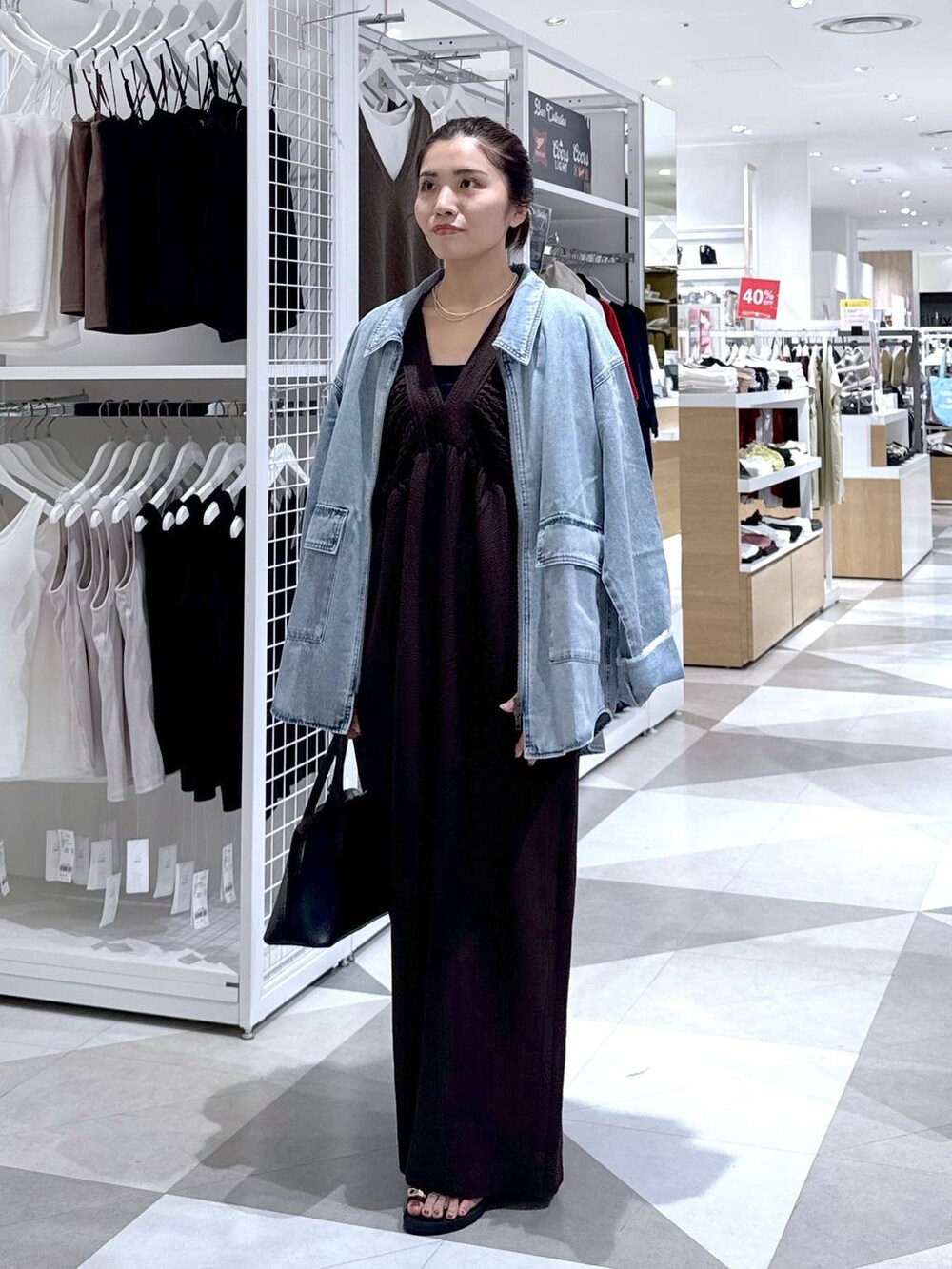 ブラック系のショルダーバッグ、ブラック系のサンダル、ブラウン系のつなぎ/オールインワンを着用したレディースの夏コーディネートの6枚目の写真