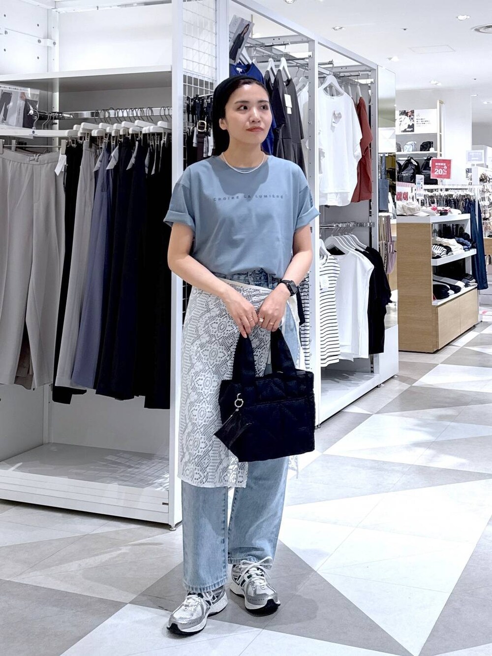 ブルー系のTシャツ/カットソー、ブルー系のデニムパンツ、ブラック系のトートバッグを着用したレディースの夏コーディネートの3枚目の写真