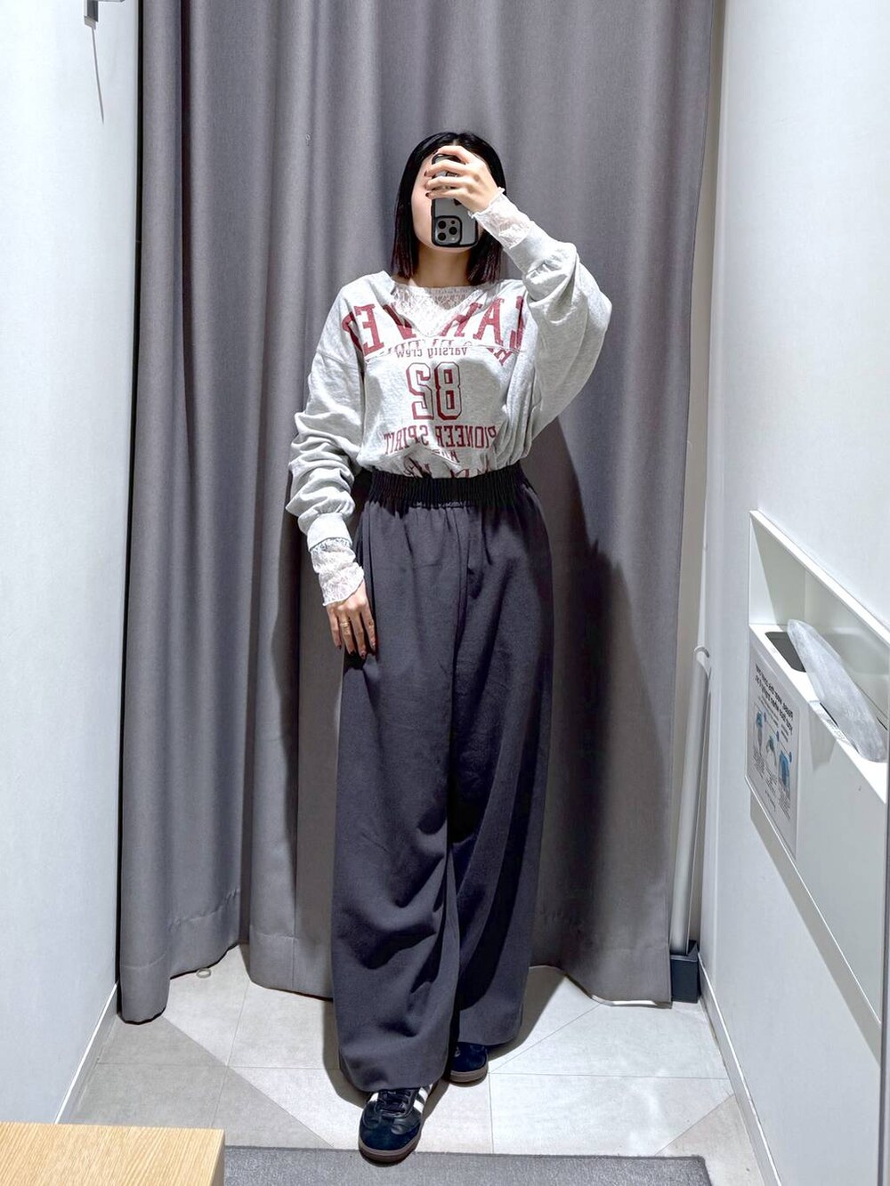 ホワイト系のTシャツ/カットソー、グレー系のその他パンツ、グレー系のTシャツ/カットソーを着用したレディースの秋コーディネートの2枚目の写真