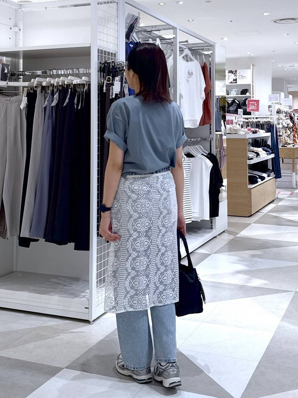 ブルー系のTシャツ/カットソー、ブルー系のデニムパンツ、ブラック系のトートバッグを着用したレディースの夏コーディネートの6枚目の写真