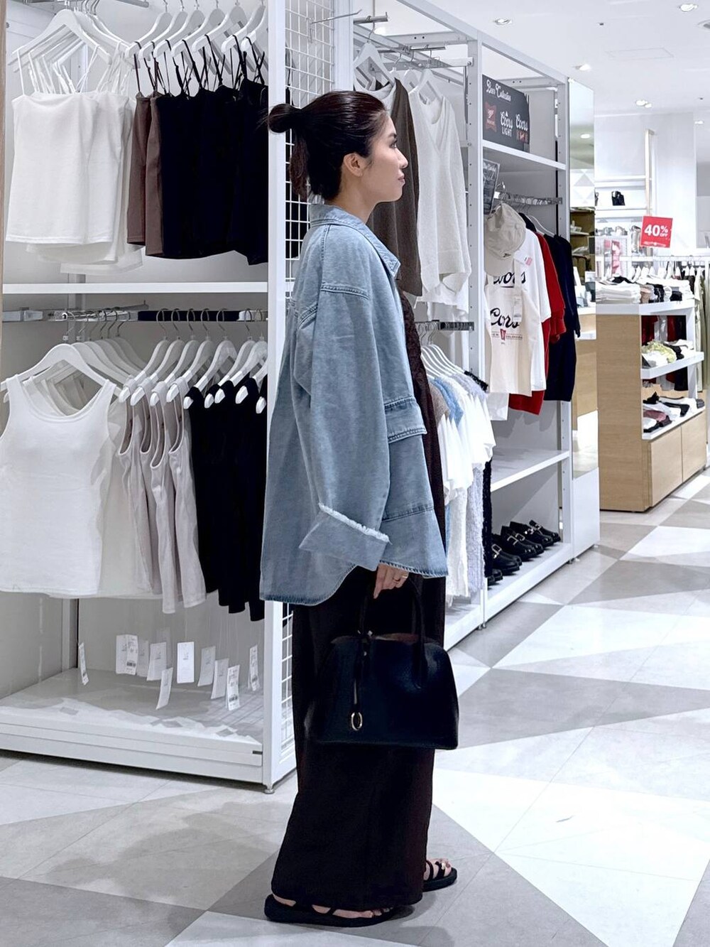 ブラック系のショルダーバッグ、ブラック系のサンダル、ブラウン系のつなぎ/オールインワンを着用したレディースの夏コーディネートの2枚目の写真