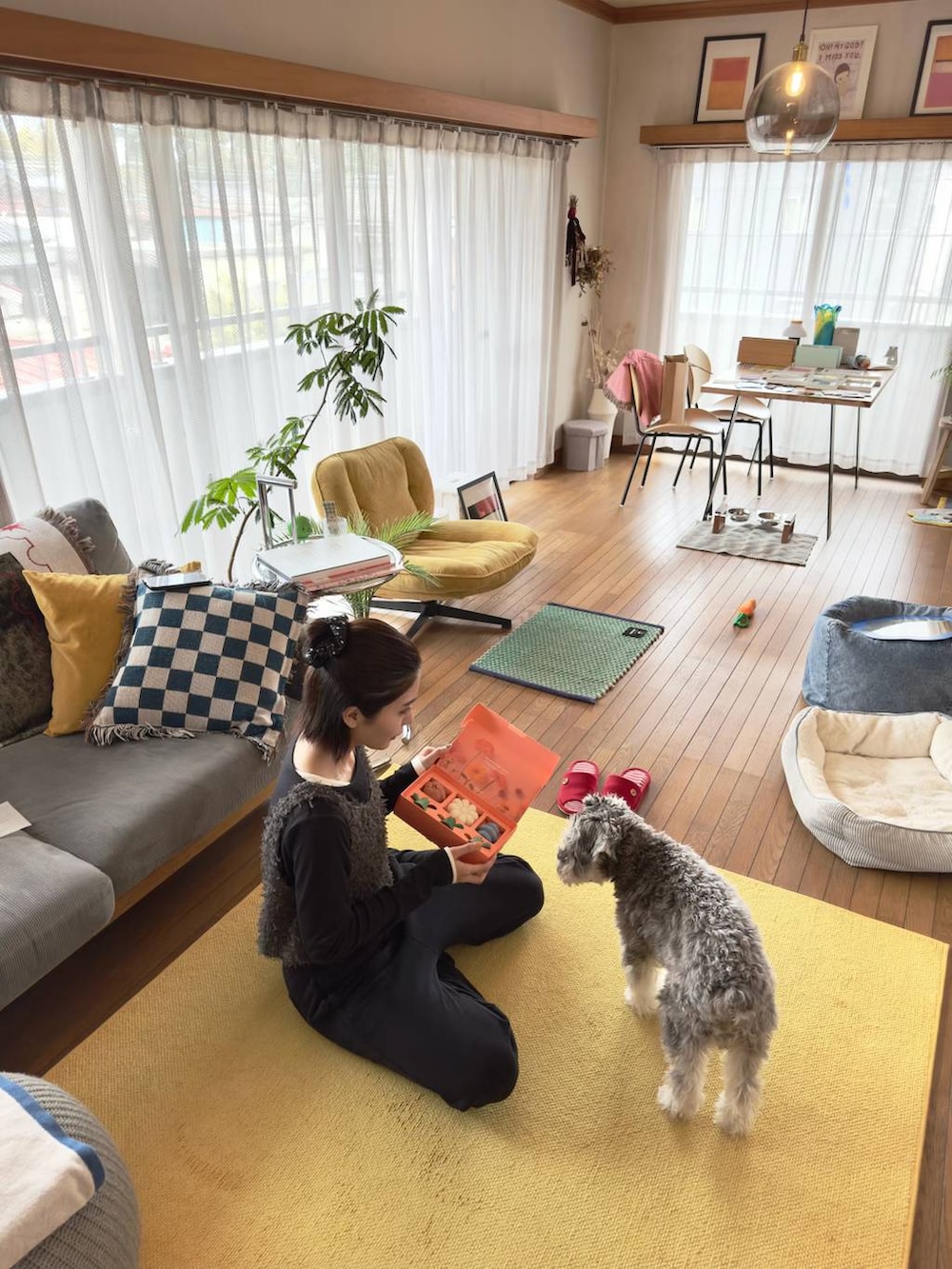 ブラック系のTシャツ/カットソー、ブラック系のスウェットパンツ、グレー系のベストを着用したレディースの春コーディネートの4枚目の写真