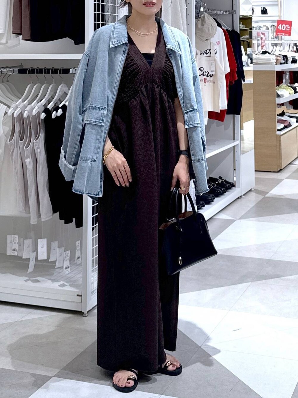 ブラック系のショルダーバッグ、ブラック系のサンダル、ブラウン系のつなぎ/オールインワンを着用したレディースの夏コーディネートの7枚目の写真