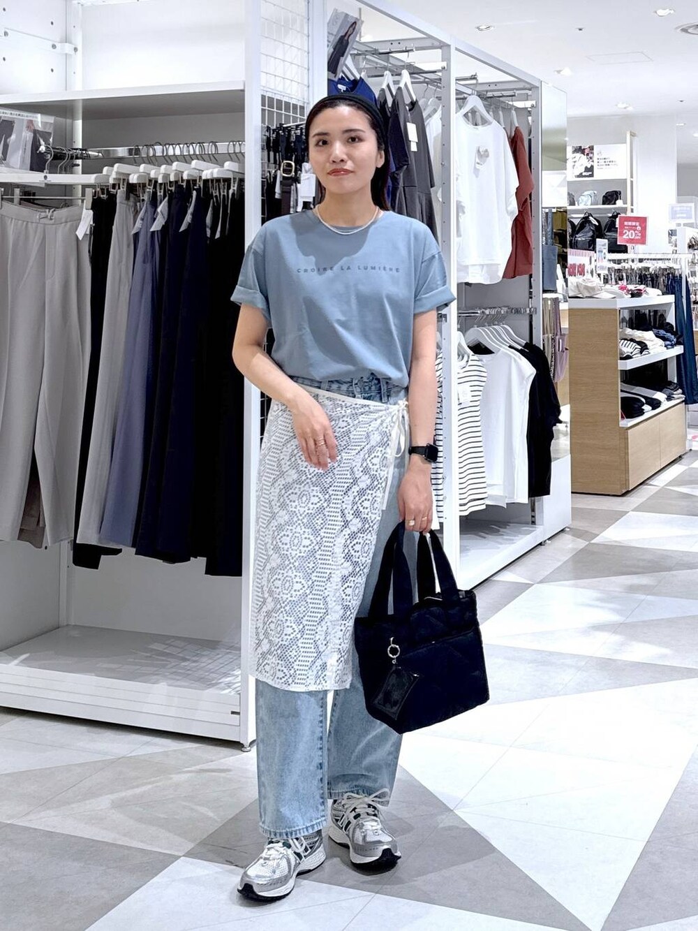 ブルー系のTシャツ/カットソー、ブルー系のデニムパンツ、ブラック系のトートバッグを着用したレディースの夏コーディネートの2枚目の写真