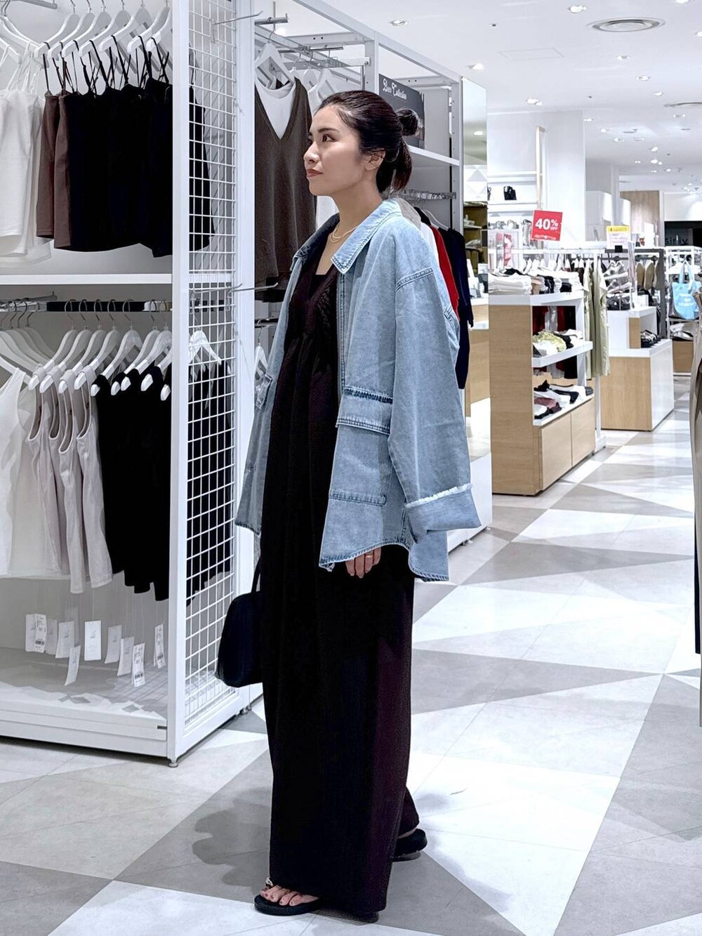 ブラック系のショルダーバッグ、ブラック系のサンダル、ブラウン系のつなぎ/オールインワンを着用したレディースの夏コーディネートの5枚目の写真