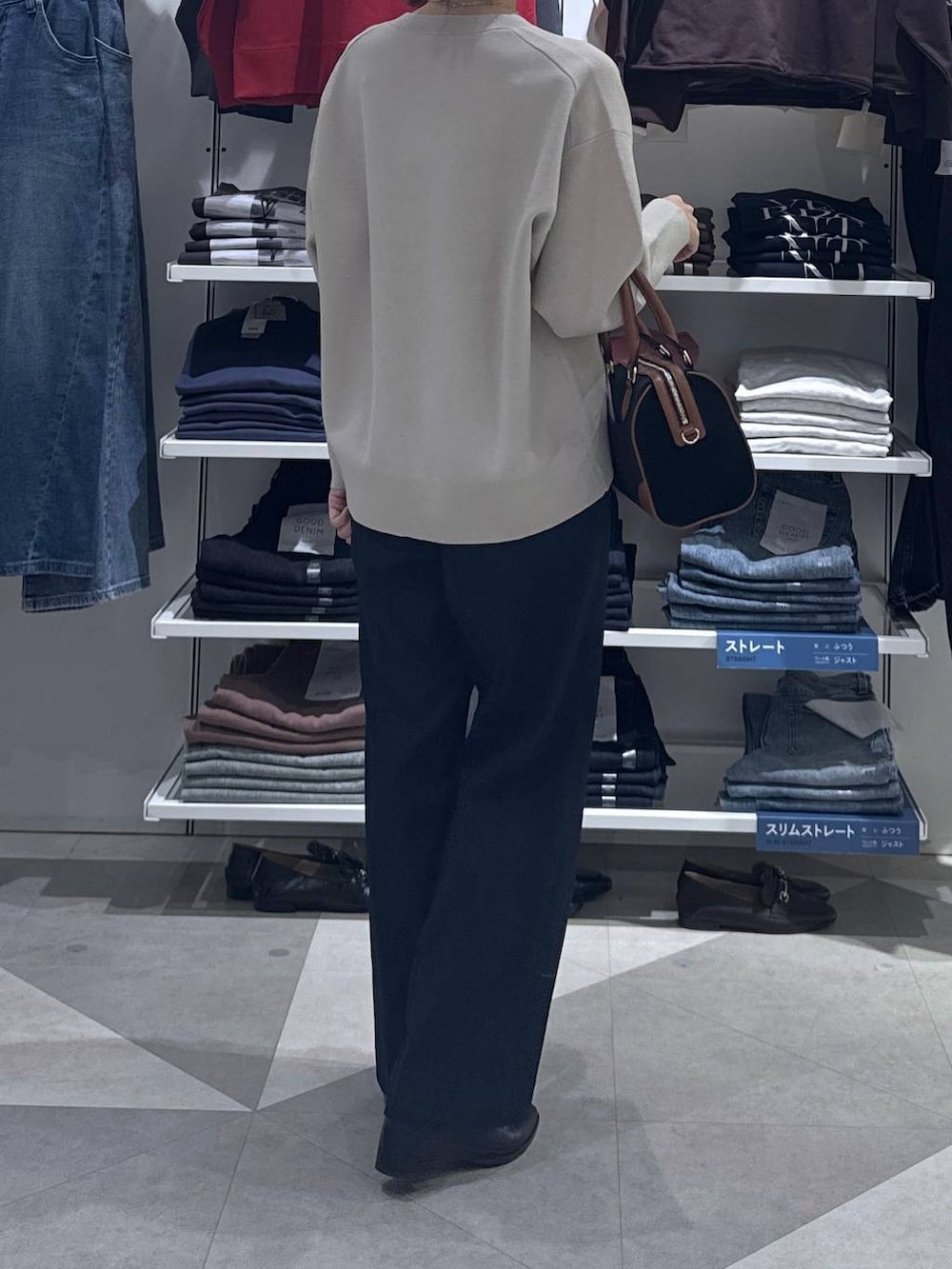 ベージュ系のスウェット、ブラック系のその他パンツ、ブラック系のパンプスを着用したレディースの秋コーディネートの3枚目の写真