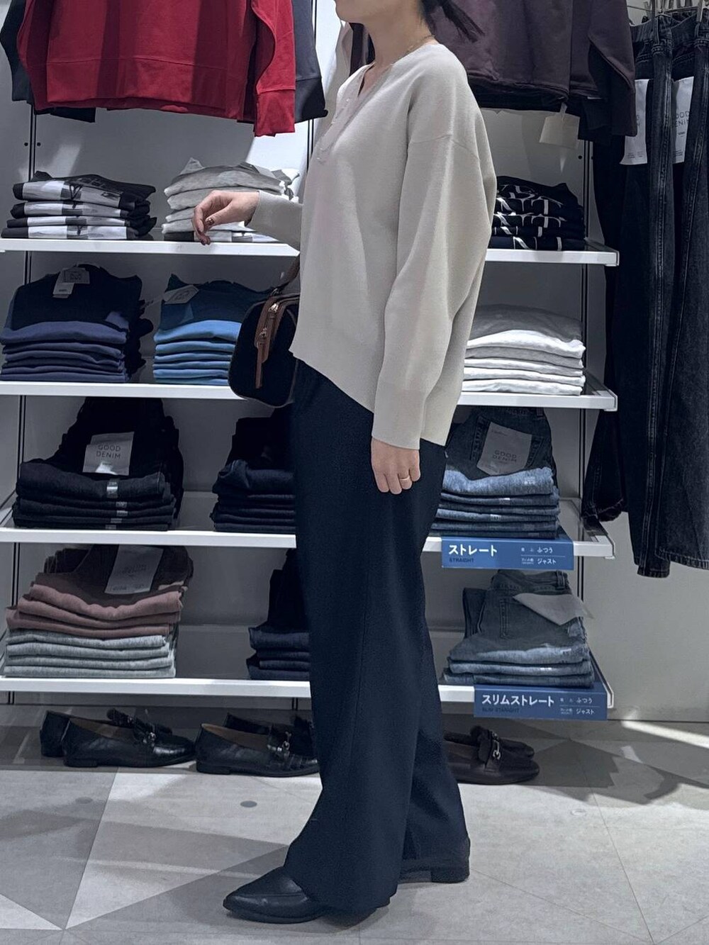 ベージュ系のスウェット、ブラック系のその他パンツ、ブラック系のパンプスを着用したレディースの秋コーディネートの5枚目の写真