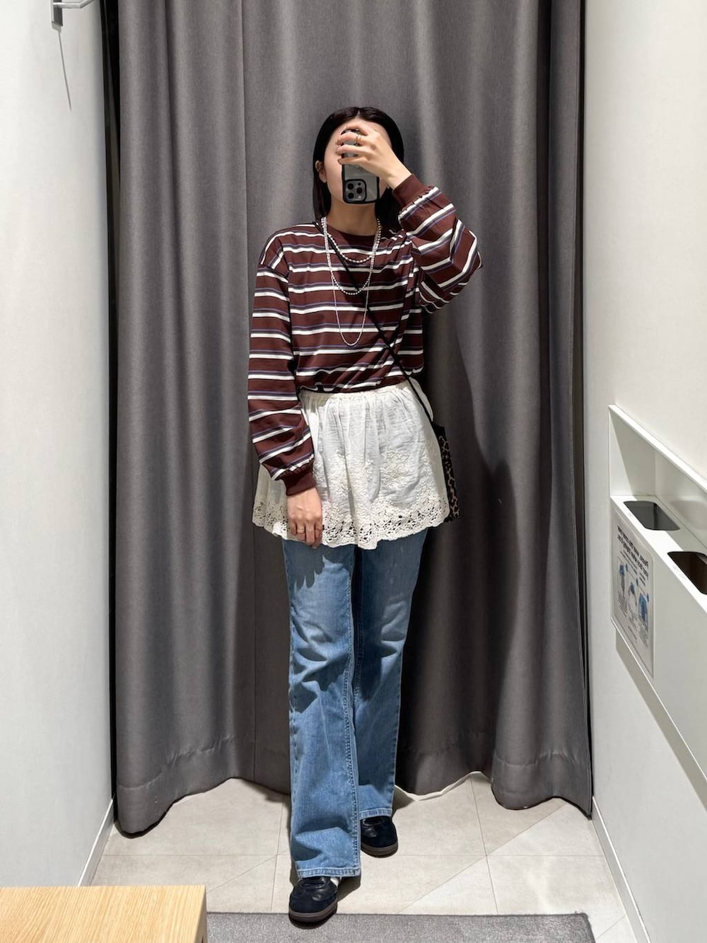 ホワイト系のその他トップス、ブラウン系のTシャツ/カットソー、シルバー系のネックレスを着用したレディースの冬コーディネートの2枚目の写真