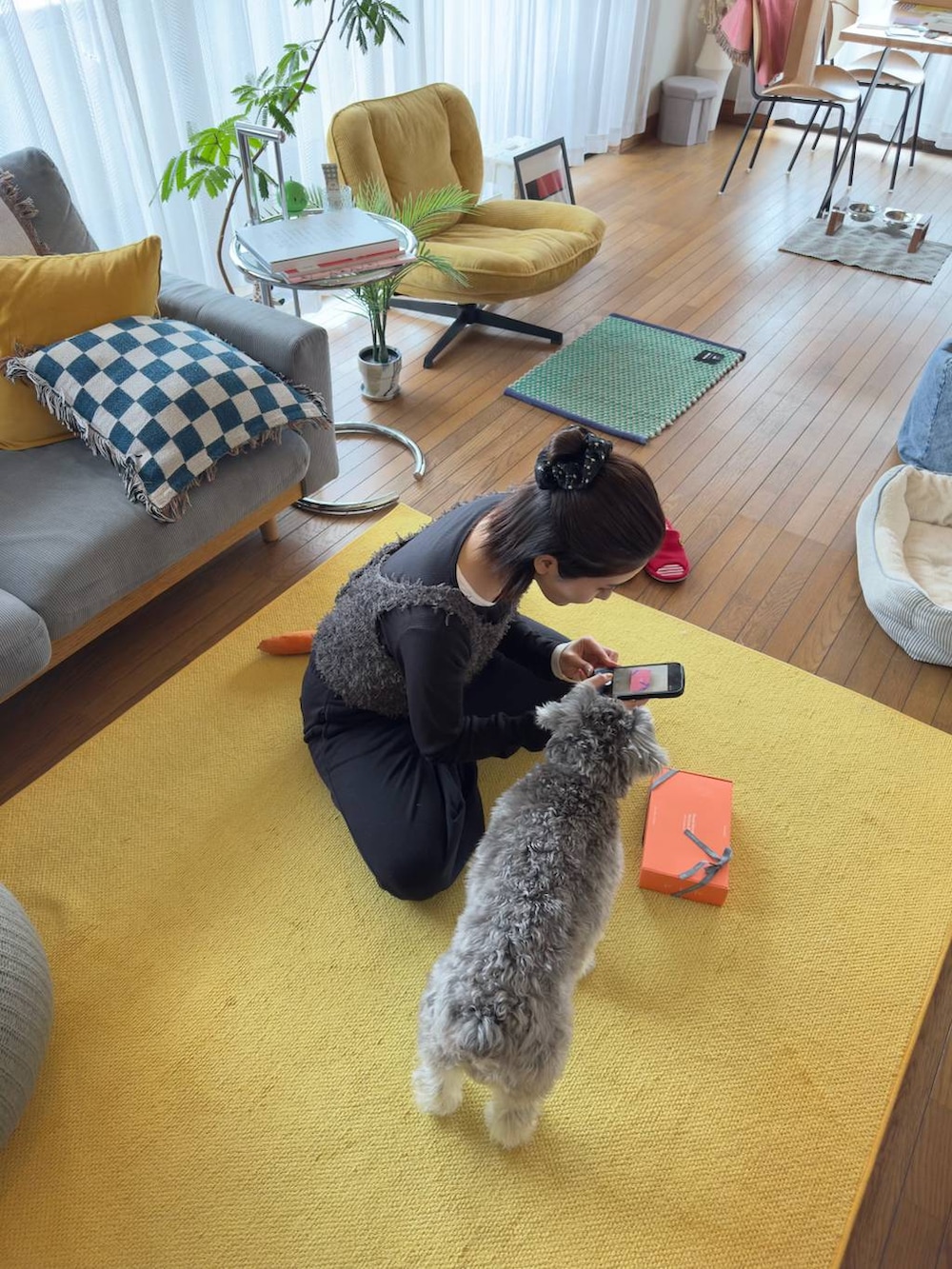 ブラック系のTシャツ/カットソー、ブラック系のスウェットパンツ、グレー系のベストを着用したレディースの春コーディネートの3枚目の写真