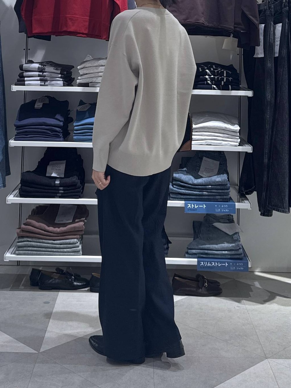 ベージュ系のスウェット、ブラック系のその他パンツ、ブラック系のパンプスを着用したレディースの秋コーディネートの4枚目の写真