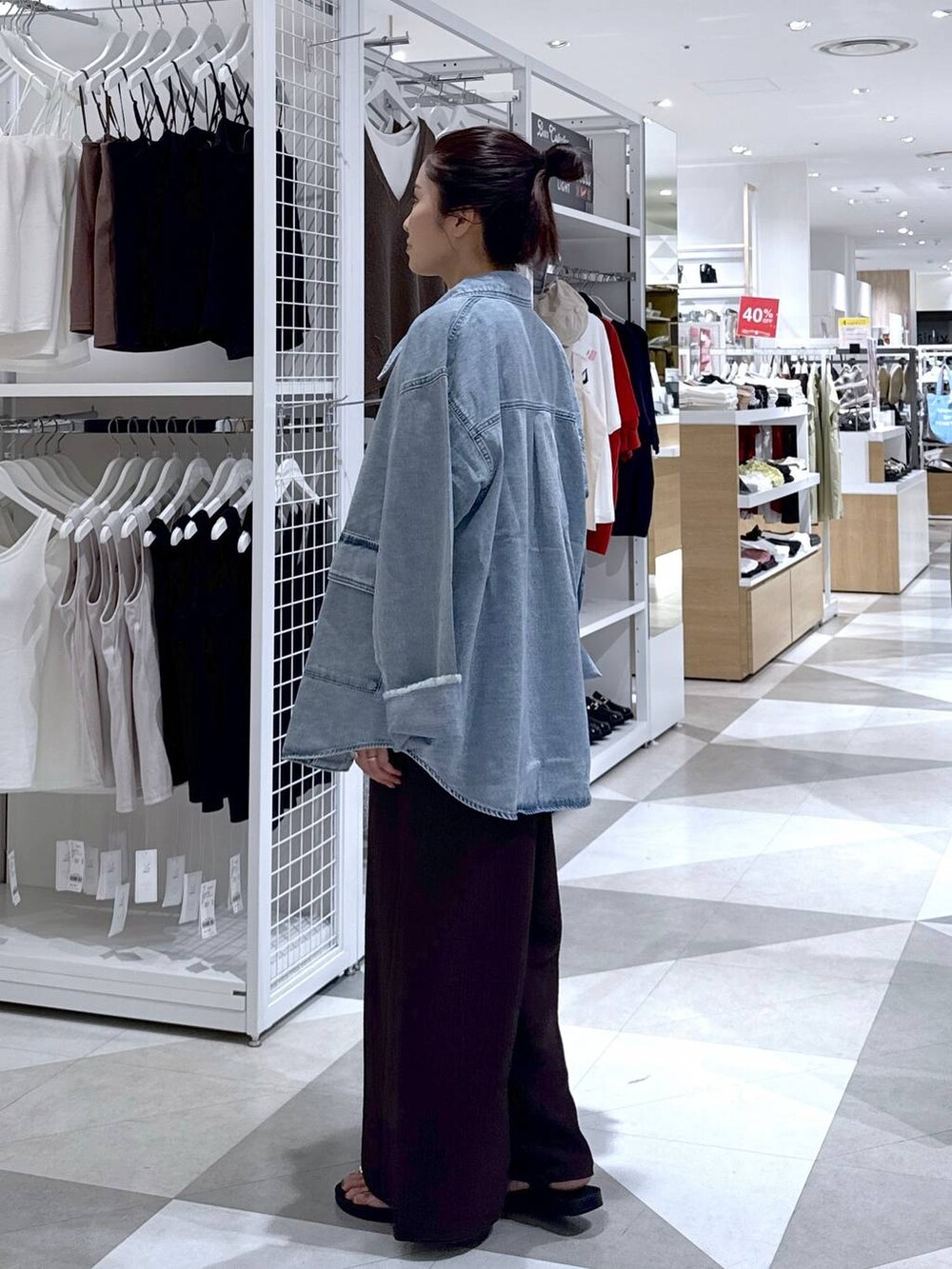 ブラック系のショルダーバッグ、ブラック系のサンダル、ブラウン系のつなぎ/オールインワンを着用したレディースの夏コーディネートの4枚目の写真