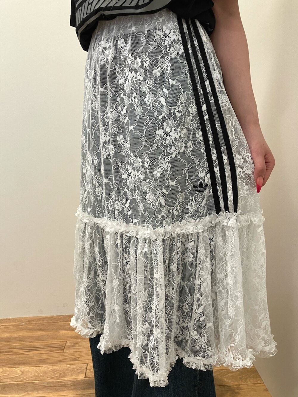 「adidas、adidas originals、アディダス、アディダスオリジナルス、Tシャツ、レーススカート、ハンドバッグ、スニーカー、テコンドー」｜「adidasのスポンサーズ 半袖Tシャツ / アディダスオリジナルス adidas Originals（Tシャツ/カットソー、ブラック系）」を使った、ARさん（レディース・159cm）の夏コーディネートの3枚目の写真