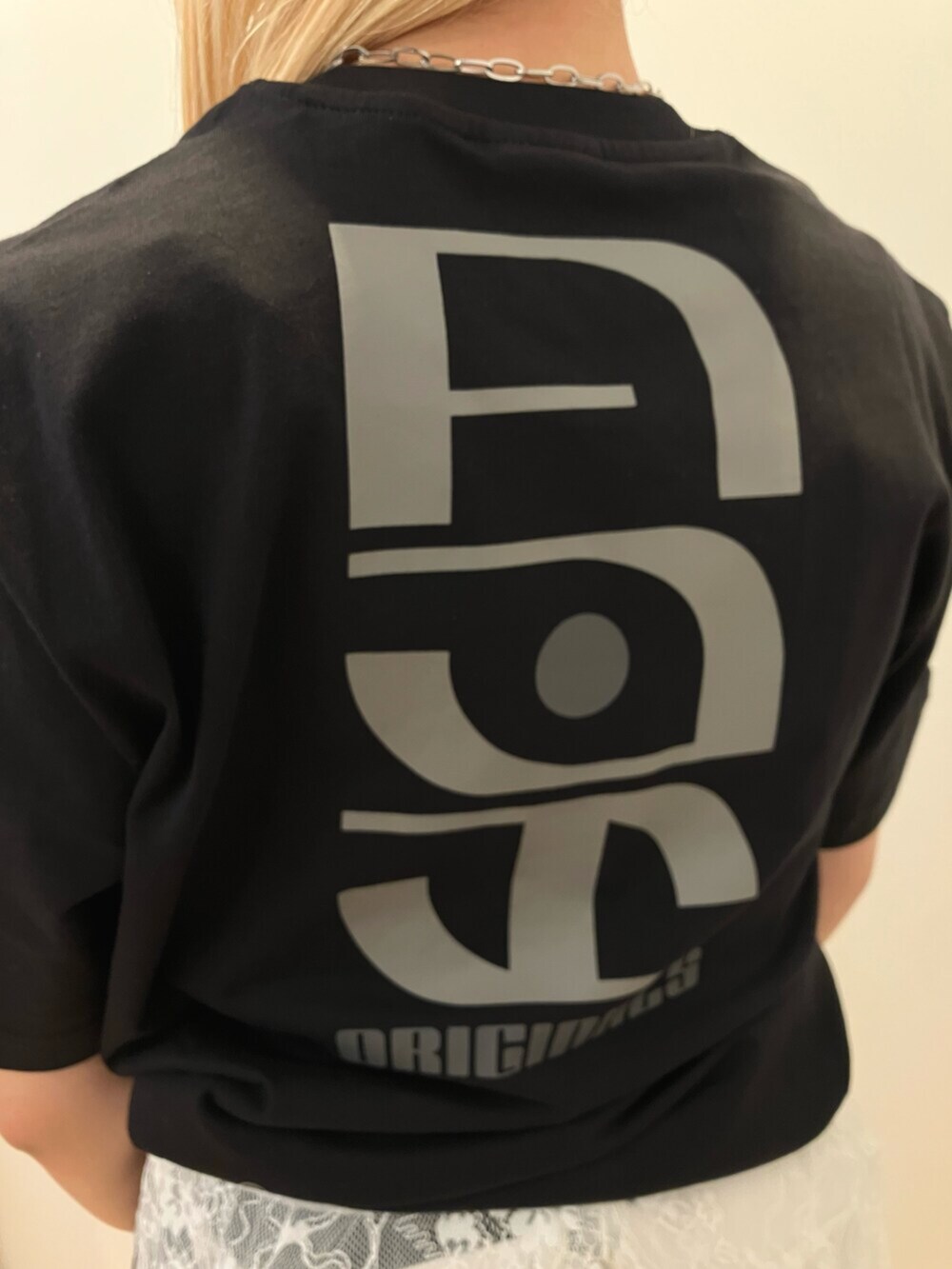 「adidas、adidas originals、アディダス、アディダスオリジナルス、Tシャツ、レーススカート、ハンドバッグ、スニーカー、テコンドー」｜「adidasのスポンサーズ 半袖Tシャツ / アディダスオリジナルス adidas Originals（Tシャツ/カットソー、ブラック系）」を使った、ARさん（レディース・159cm）の夏コーディネートの2枚目の写真