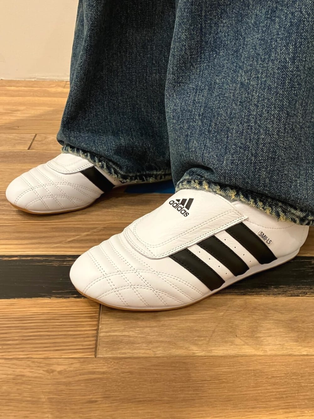 「adidas、adidas originals、アディダス、アディダスオリジナルス、Tシャツ、レーススカート、ハンドバッグ、スニーカー、テコンドー」｜「adidasのスポンサーズ 半袖Tシャツ / アディダスオリジナルス adidas Originals（Tシャツ/カットソー、ブラック系）」を使った、ARさん（レディース・159cm）の夏コーディネートの4枚目の写真